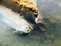 извержение вулканов в эквадоре и гватемале спровоцировало массовые эвакуации