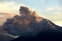 в индонезии началось извержение вулкана